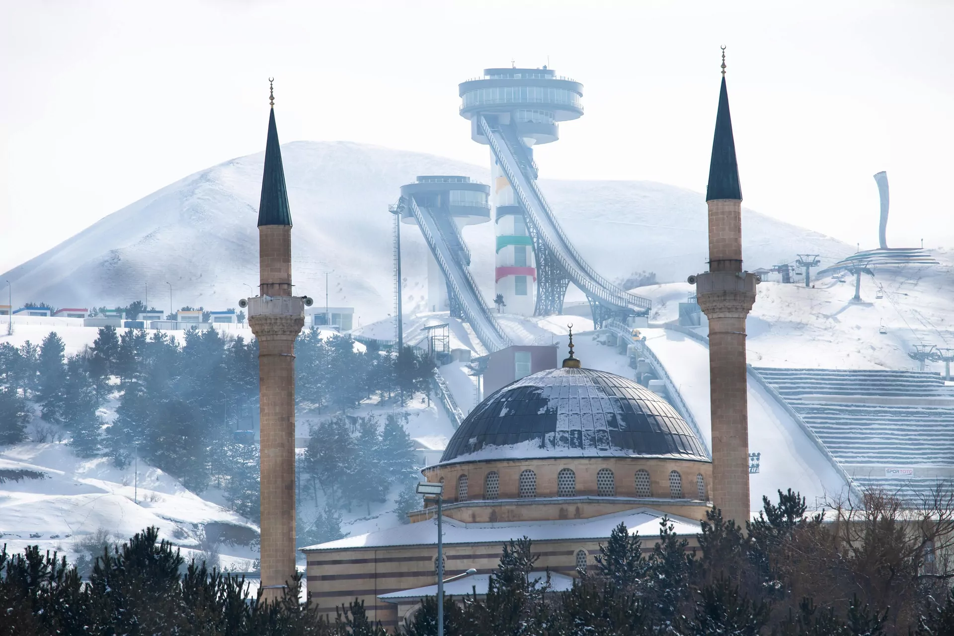 Erzurum meczet minarety kopuła skocznia narciarska śnieg góra