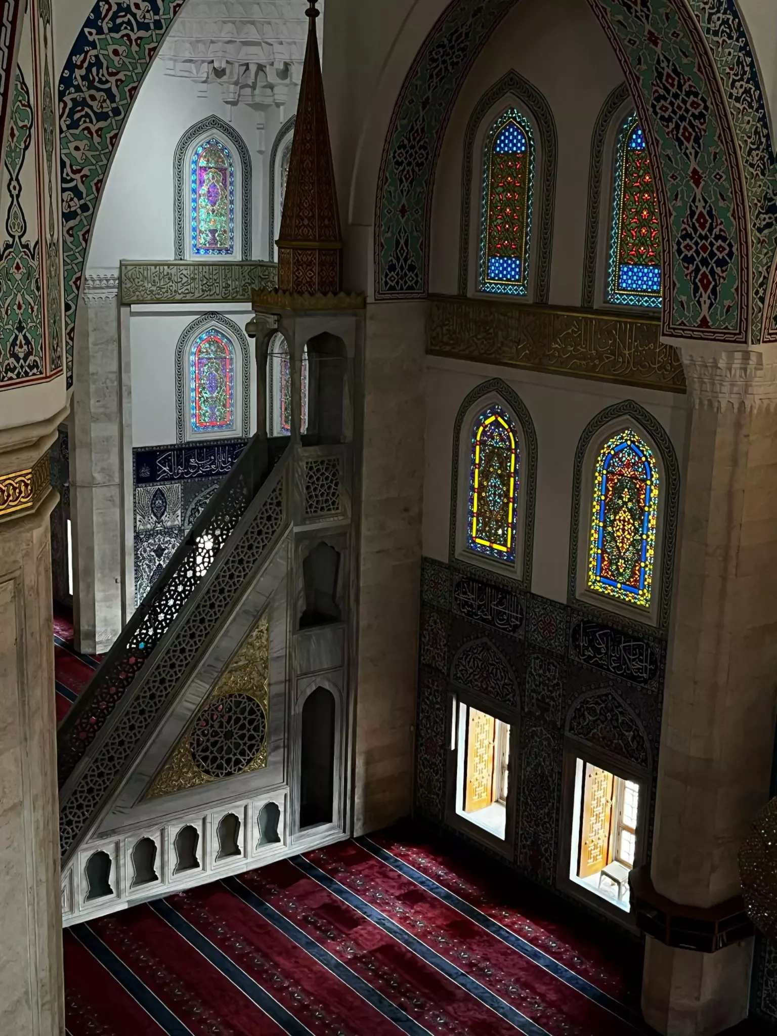 meczet wnętrze zdobienia witraże okna minbar