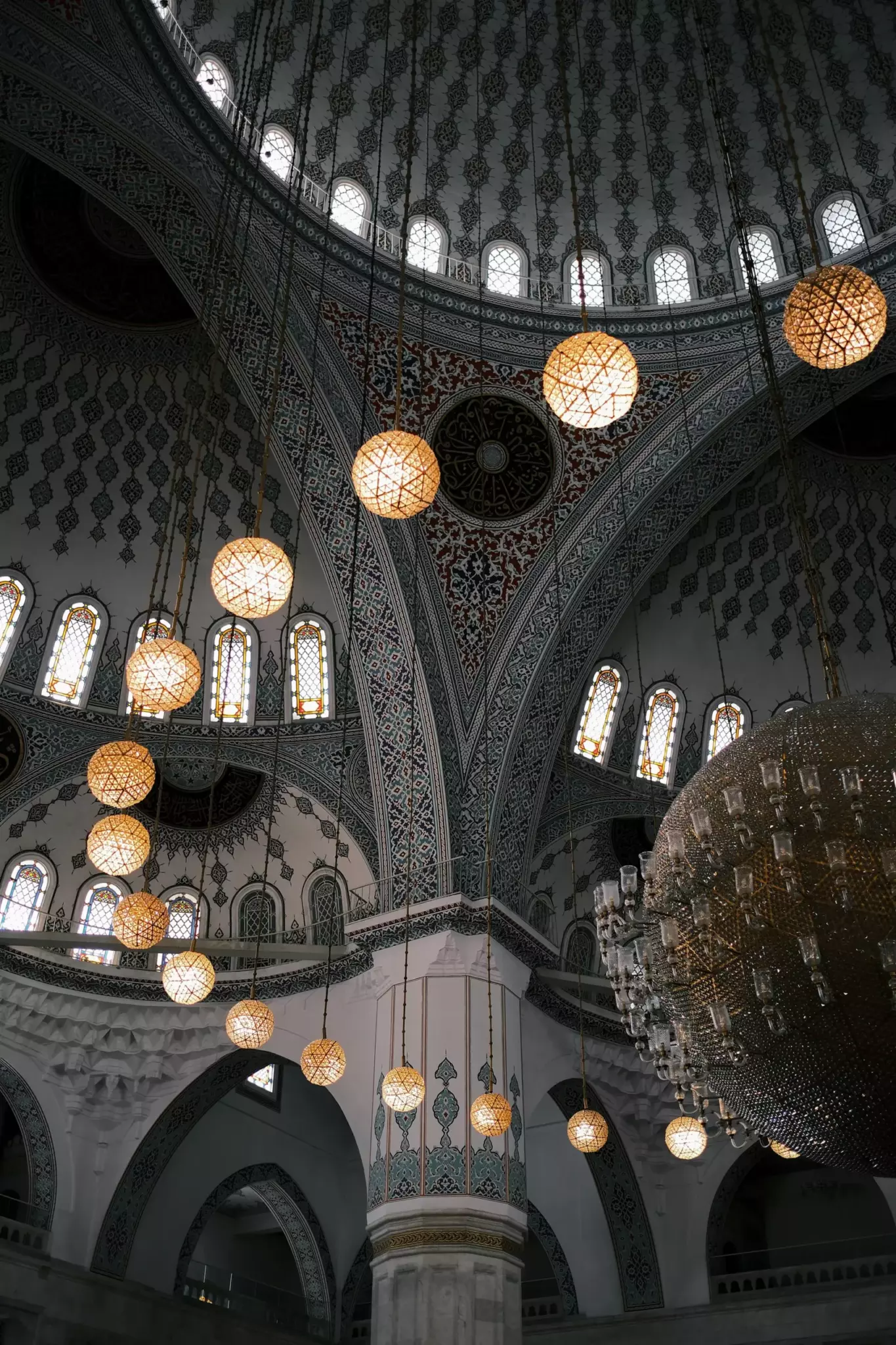 meczet wnętrze żyrandol zdobienia kaligraficzne