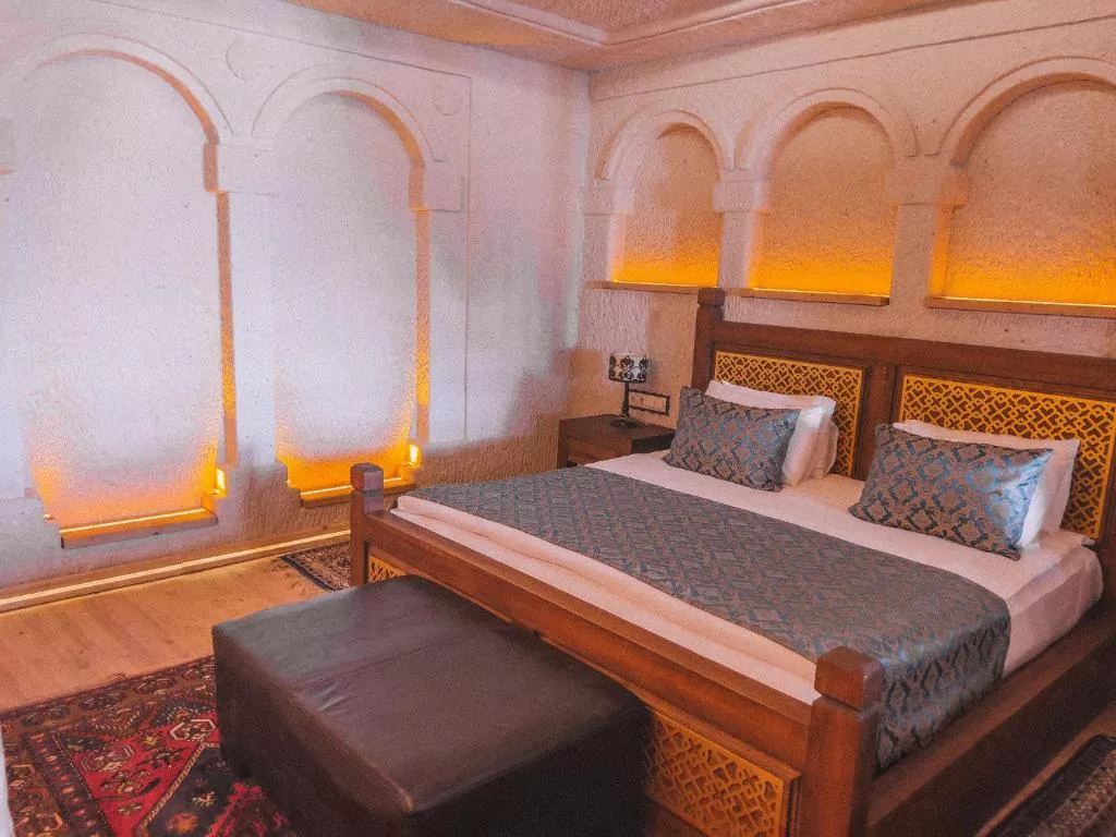 łóżko pościel krzesło