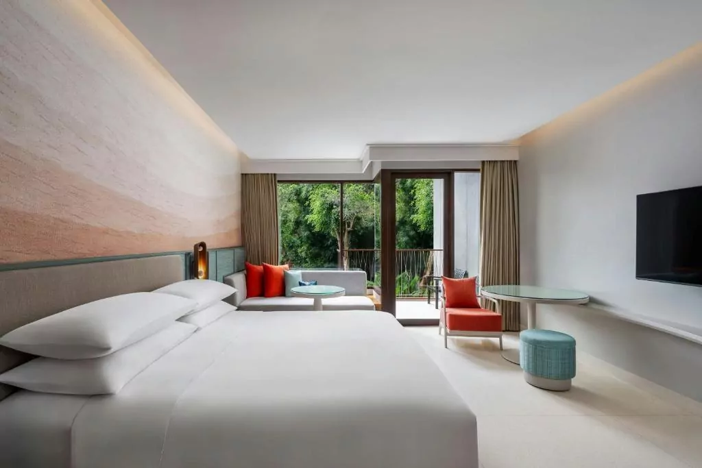 łózko pościel telewizor okno stół krzesło