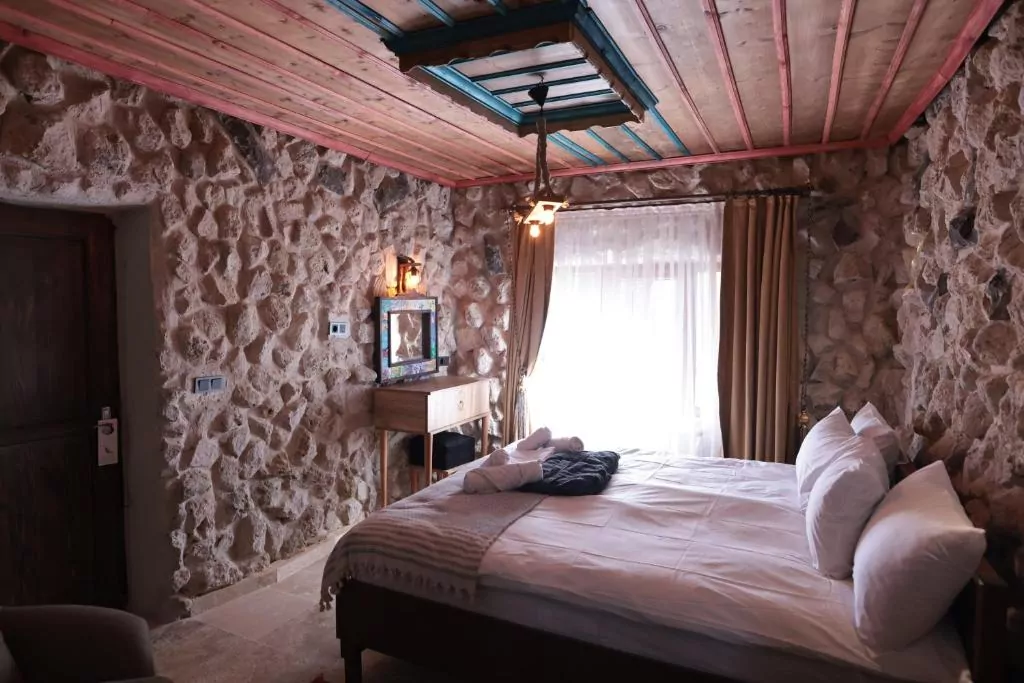 łóżko pościel lapa stół okno 