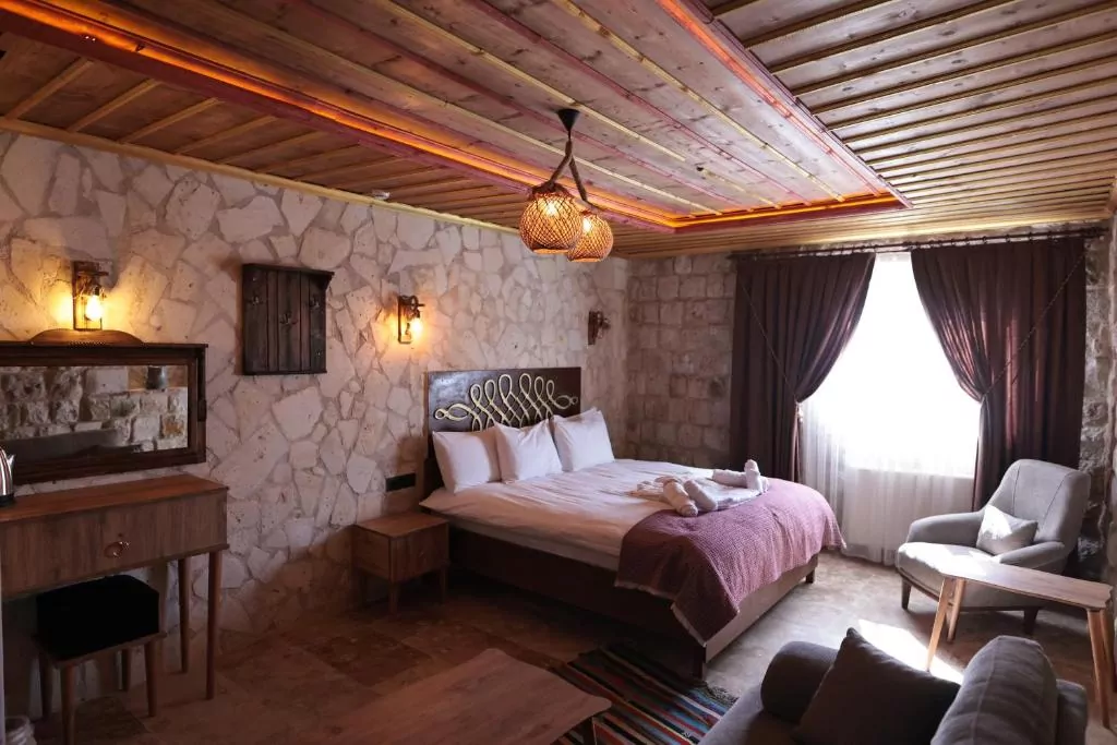 łóżko pościel lapa stół okno 