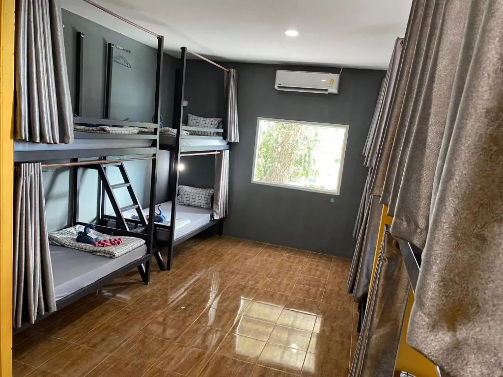 łóżka piętrowe kotary okno