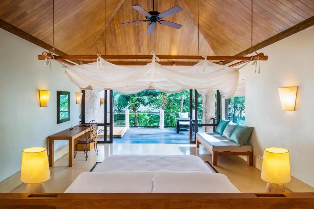 łóżko moskitiera okno dywan lustro