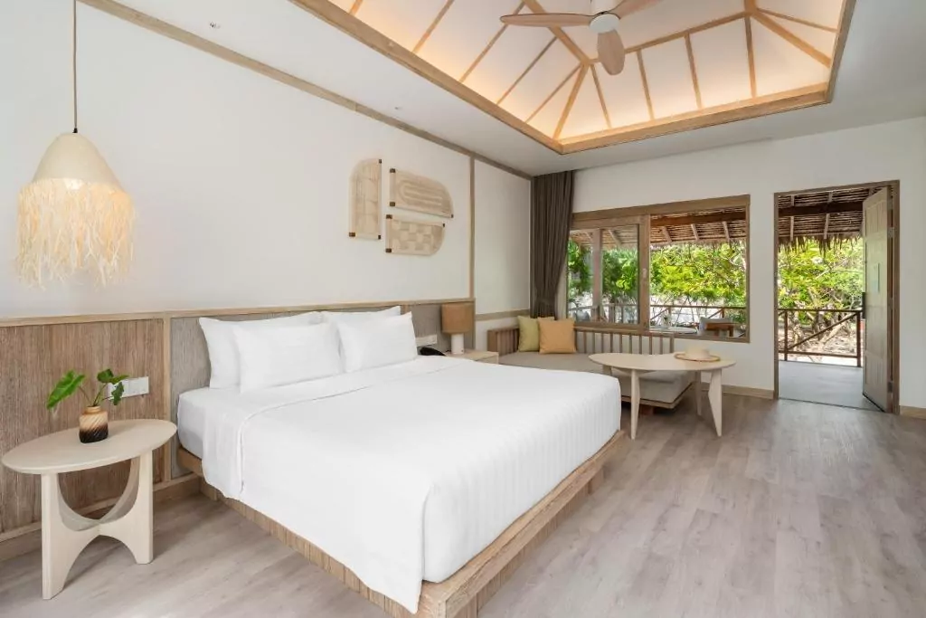 łóżko stolik lampa balkon