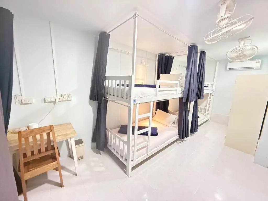 łóżka piętrowe lampa kotary drzwi krzesło stół