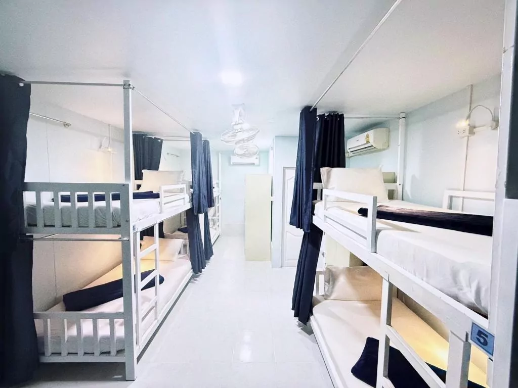 łóżka piętrowe lampa kotary drzwi