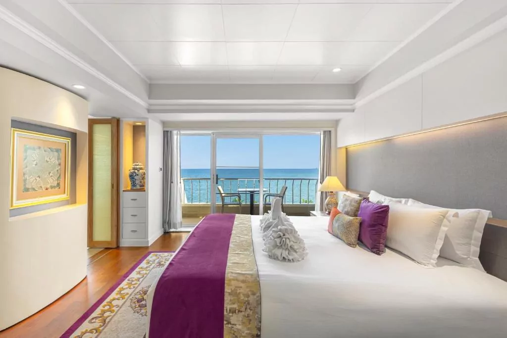 apartament łóżko okno stół