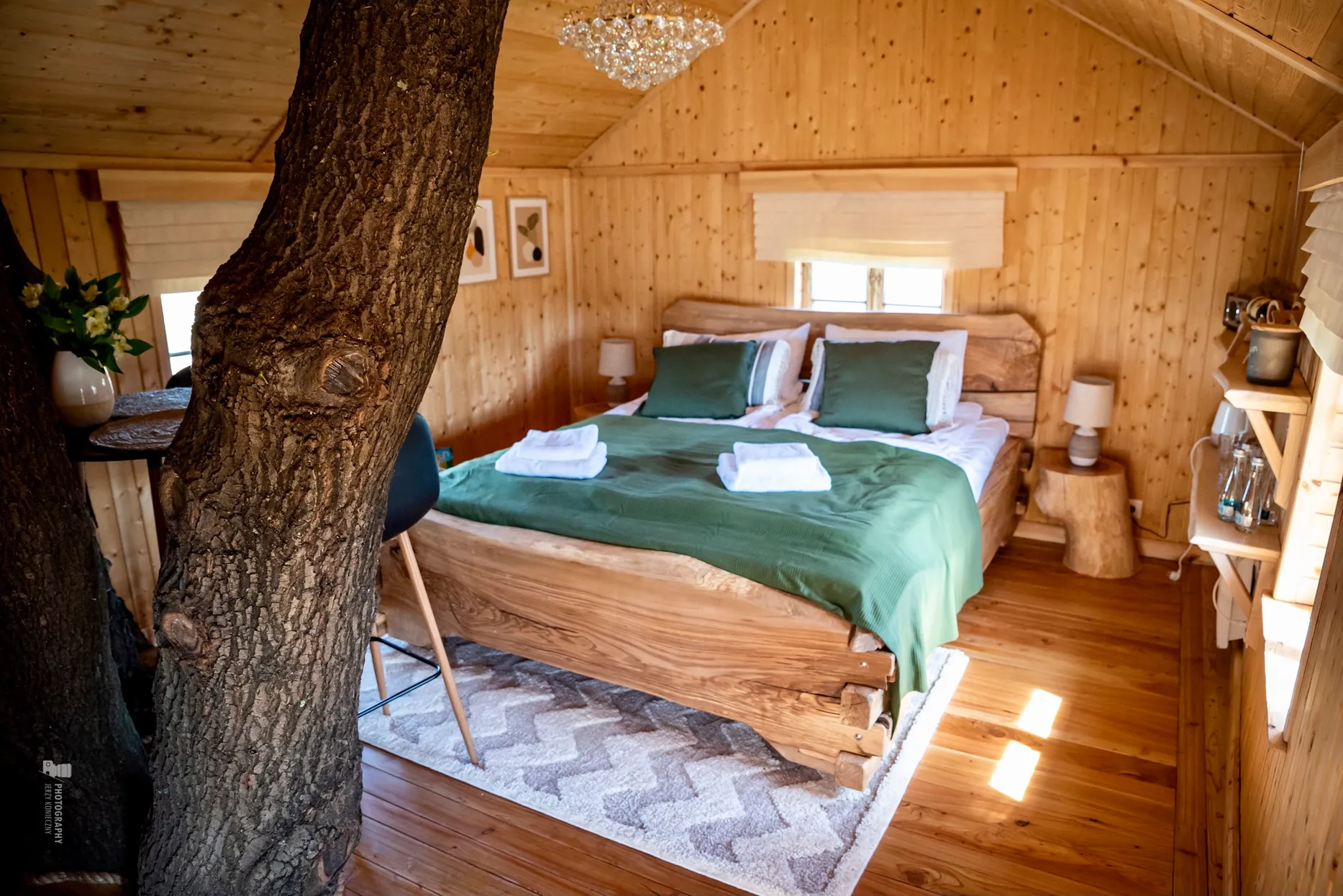 Domek na drzewie z ręcznie rzeźbioną drewnianą wanną