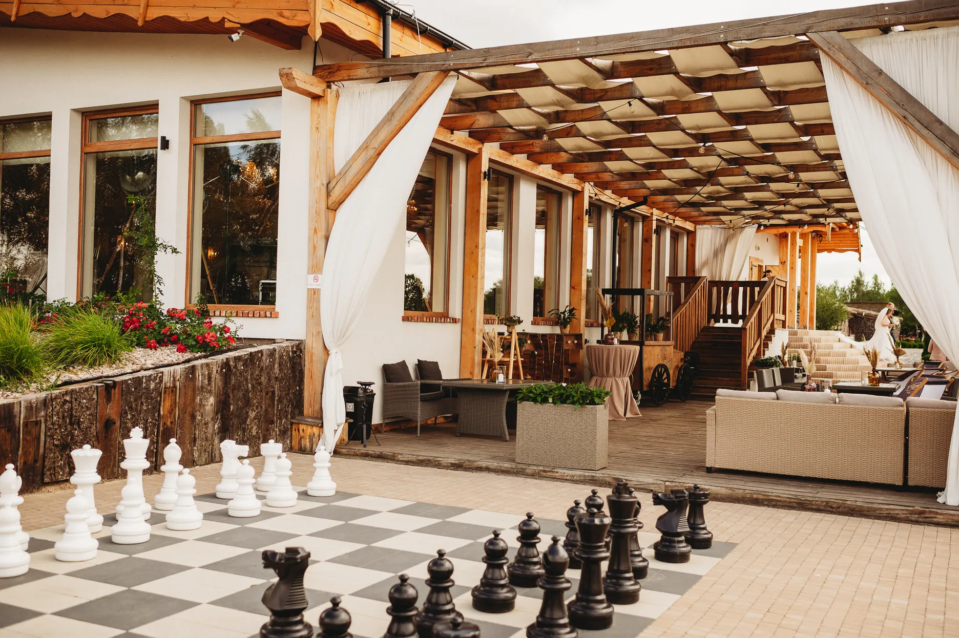 Domek na drzewie z ręcznie rzeźbioną drewnianą wanną