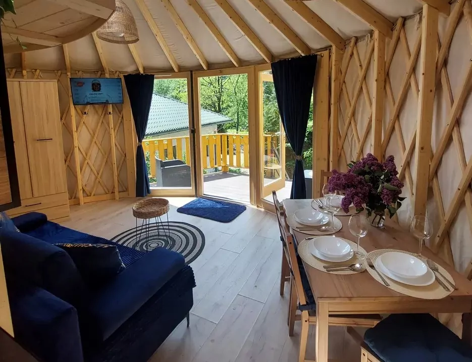 Jurta sudecka u leśniczki