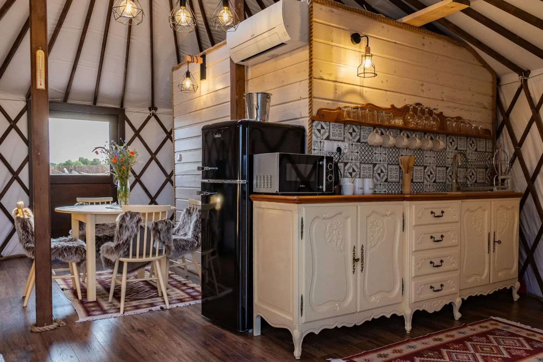 Jurtowe Wzgórze Glamping