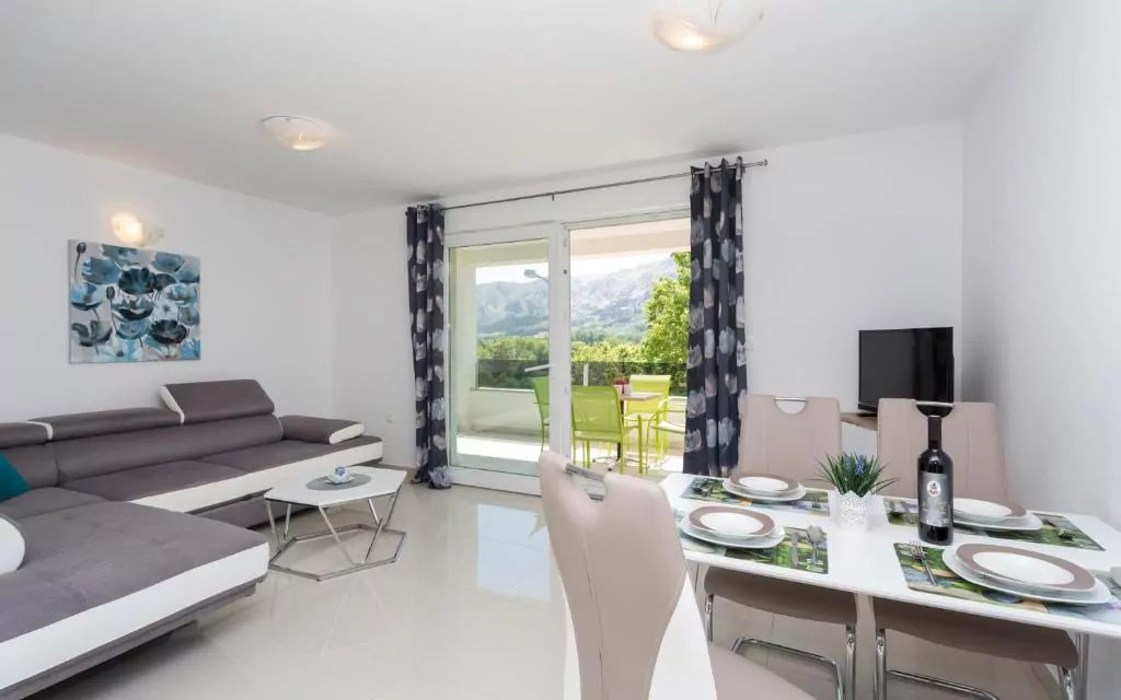 pokój hotelowy w komfortowym noclegu na wyspie Krk w Chorwacji