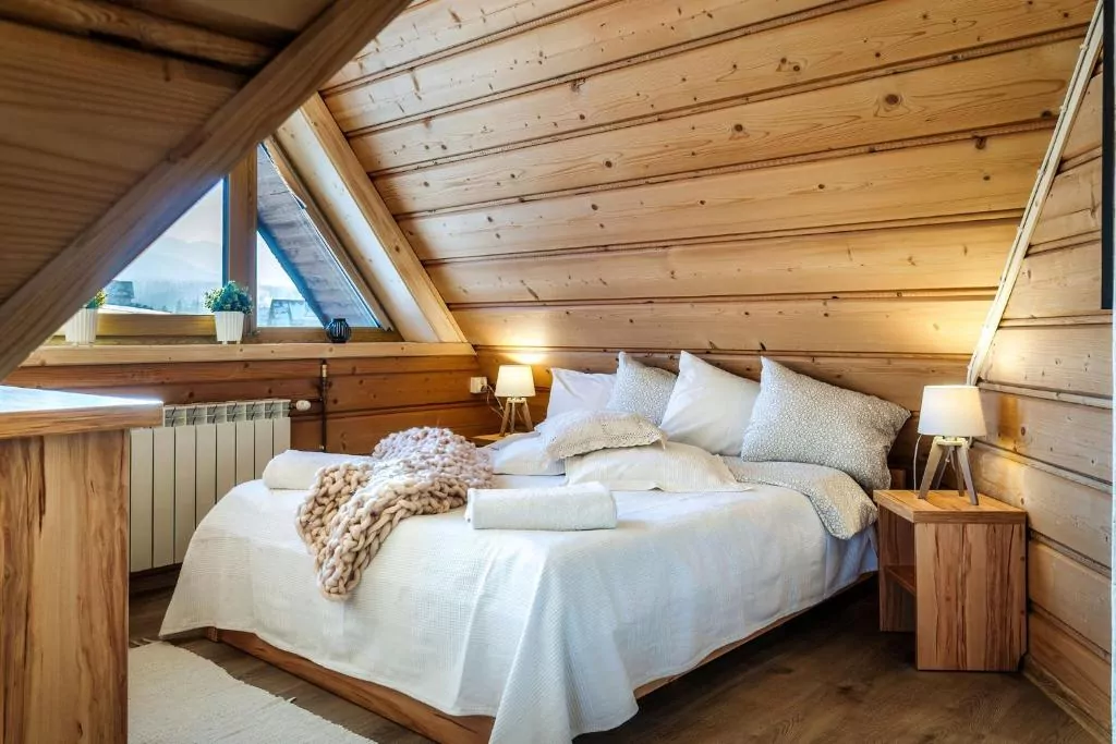 łóżko pościel lampa okno