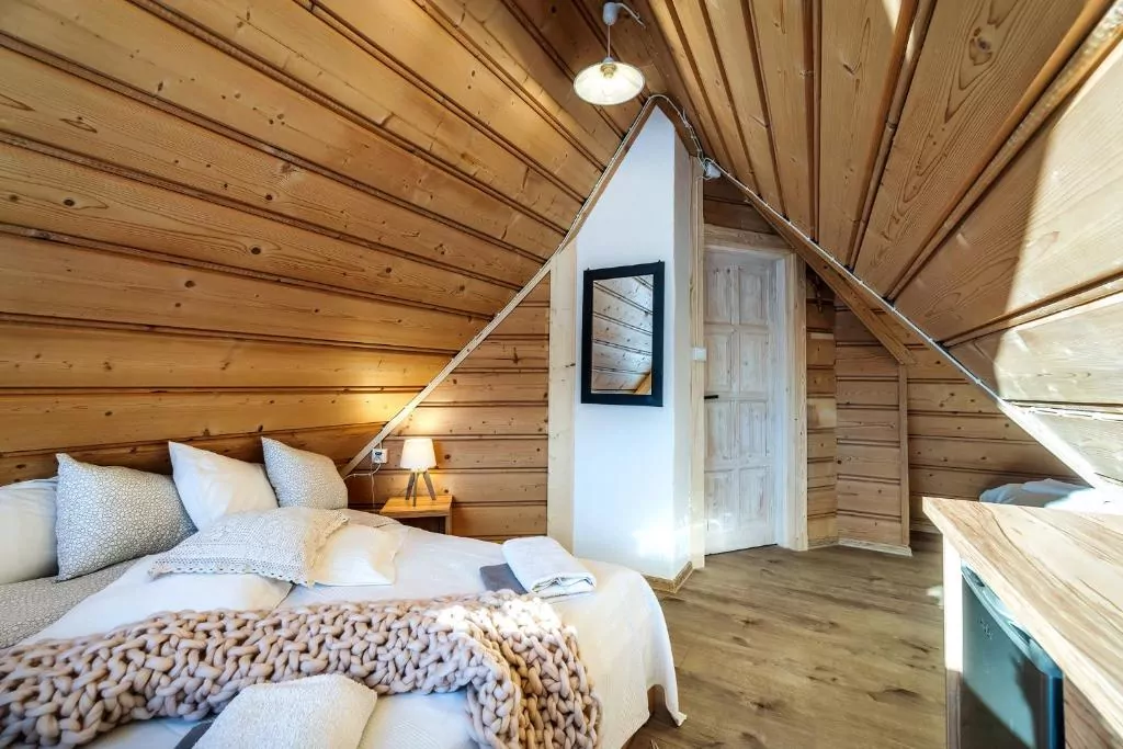 łóżko pościel lampa okno drzwi lustro