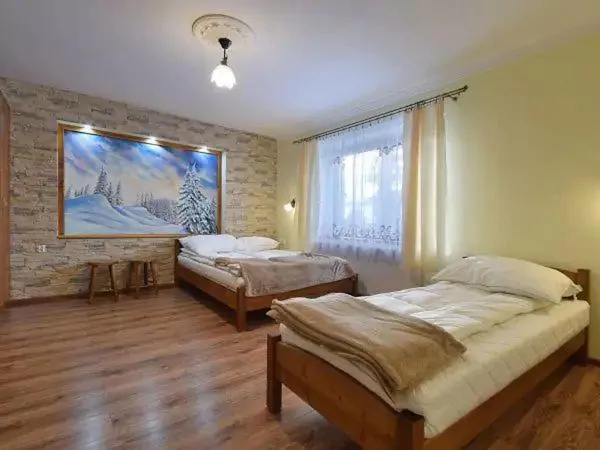 łóżka obraz stolik okno