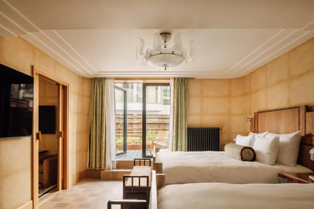 łóżko lampa okno telewizor