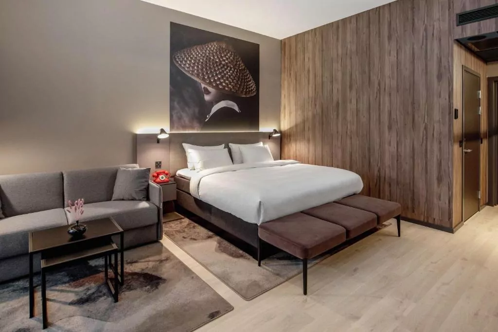 łóżko obraz lampa sofa stół