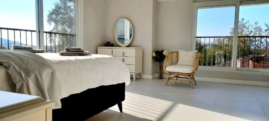 łóżko krzesło toaletka okna balkon