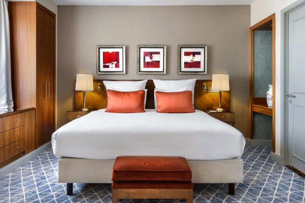 łóżko pościel obrazy dywan okno drzwi