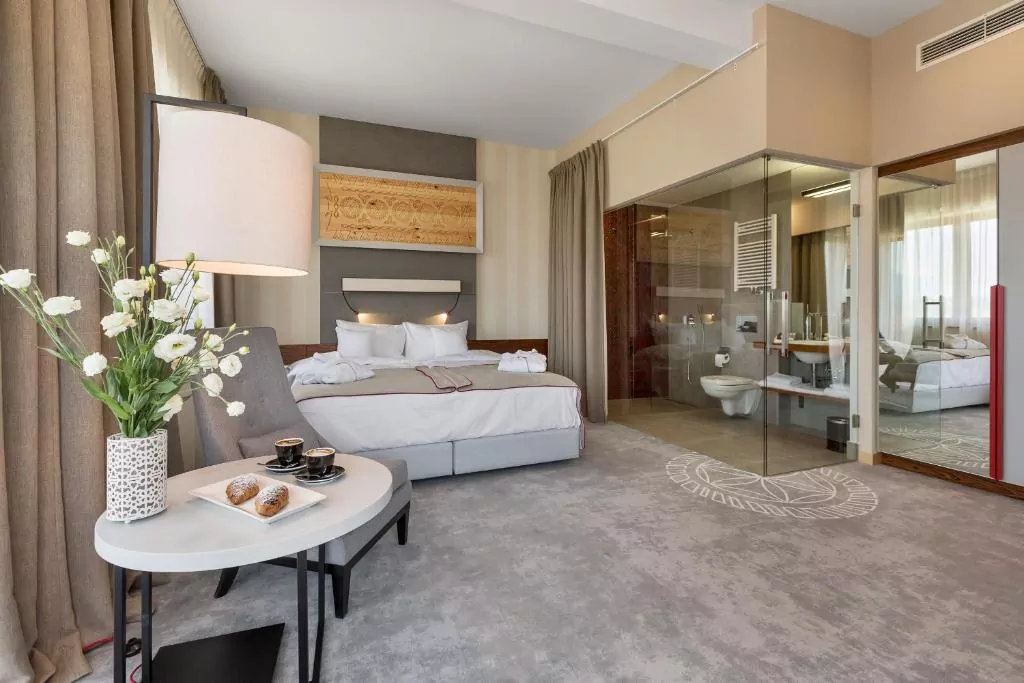 łóżko stół łazienka zasłony