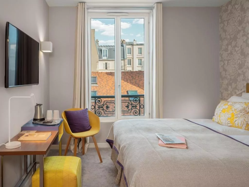 łóżko pościel telewizor okno stół krzesło