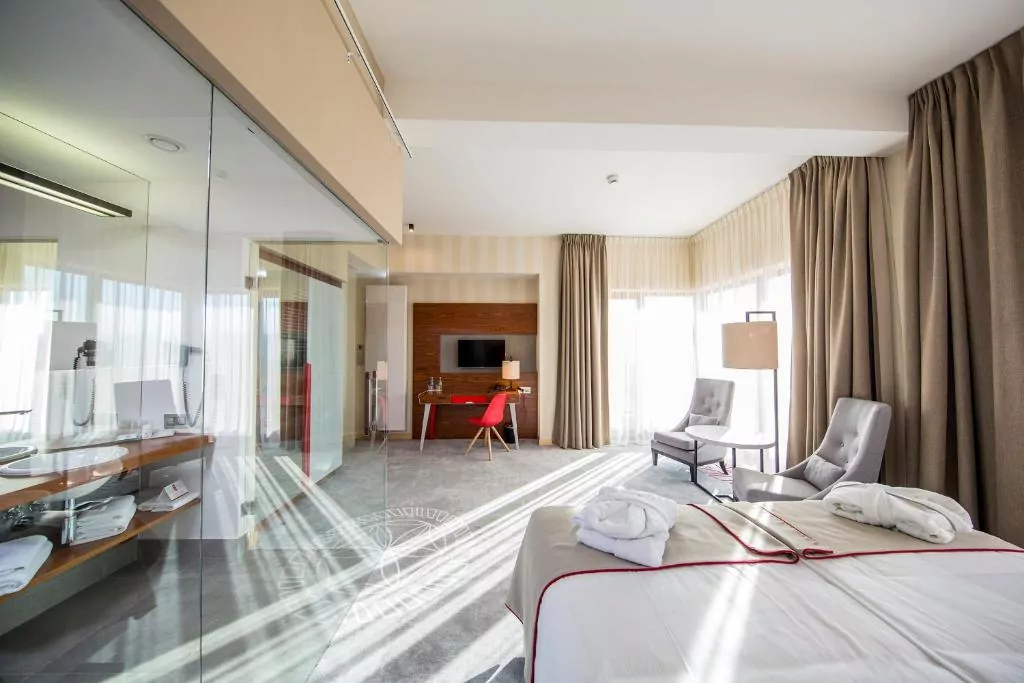 łóżko stół łazienka zasłony okno