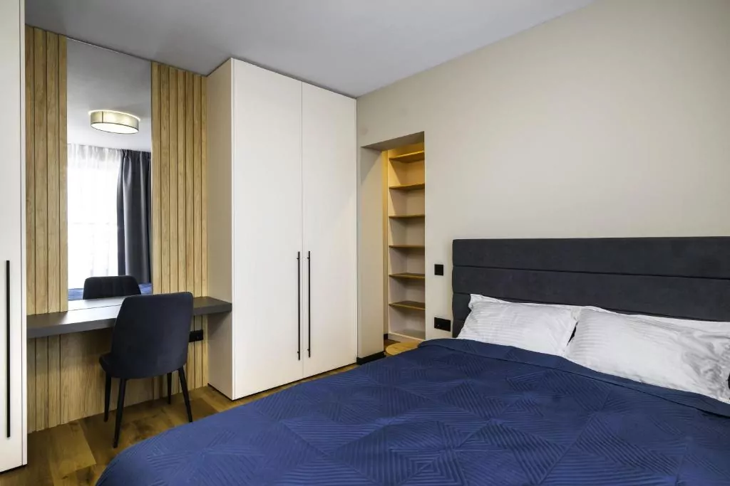 pokój łóżko szafa krzesło lustro