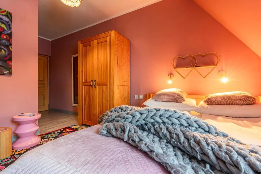 łóżko pościel koc lampki