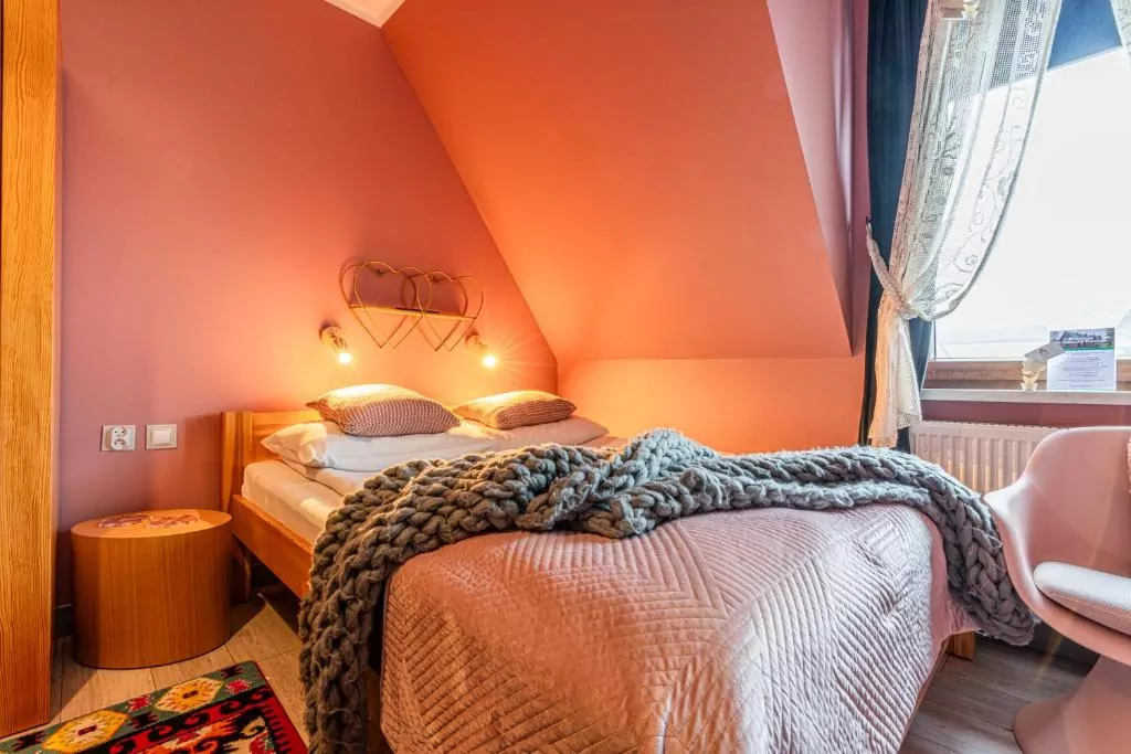 łóżko pościel koc okno firanki lampki