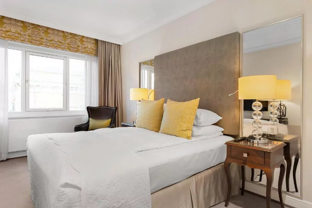 pokój łóżko komoda lampa okno