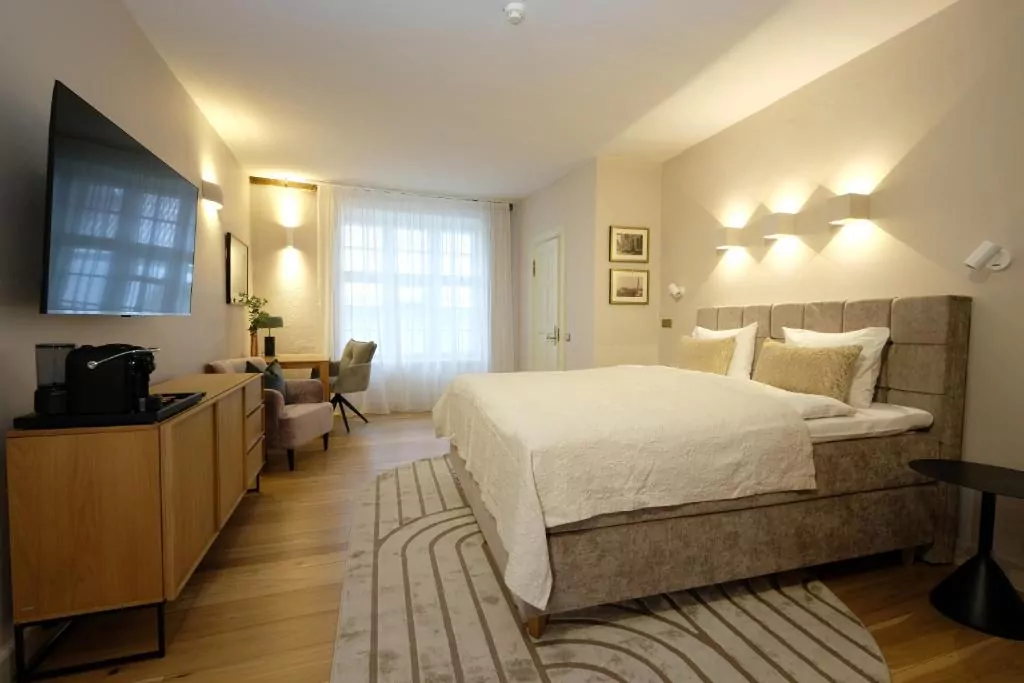 pokój łóżko telewizor lampy komoda