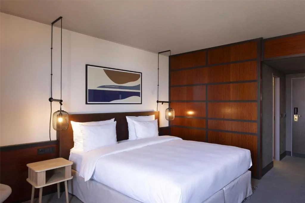 pokój łóżko pościel lampy drzwi