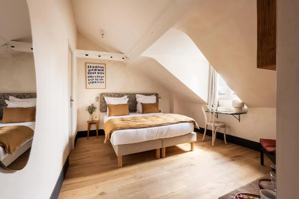 pokój łóżko lustro krzesło