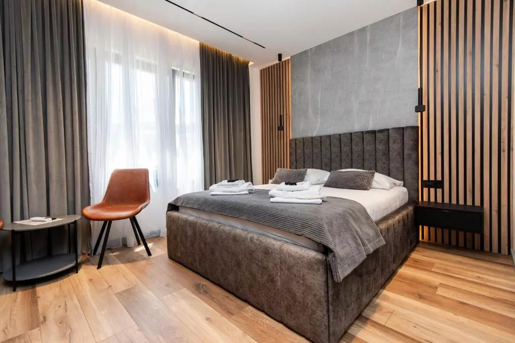 pokój łóżko krzesło stół okno