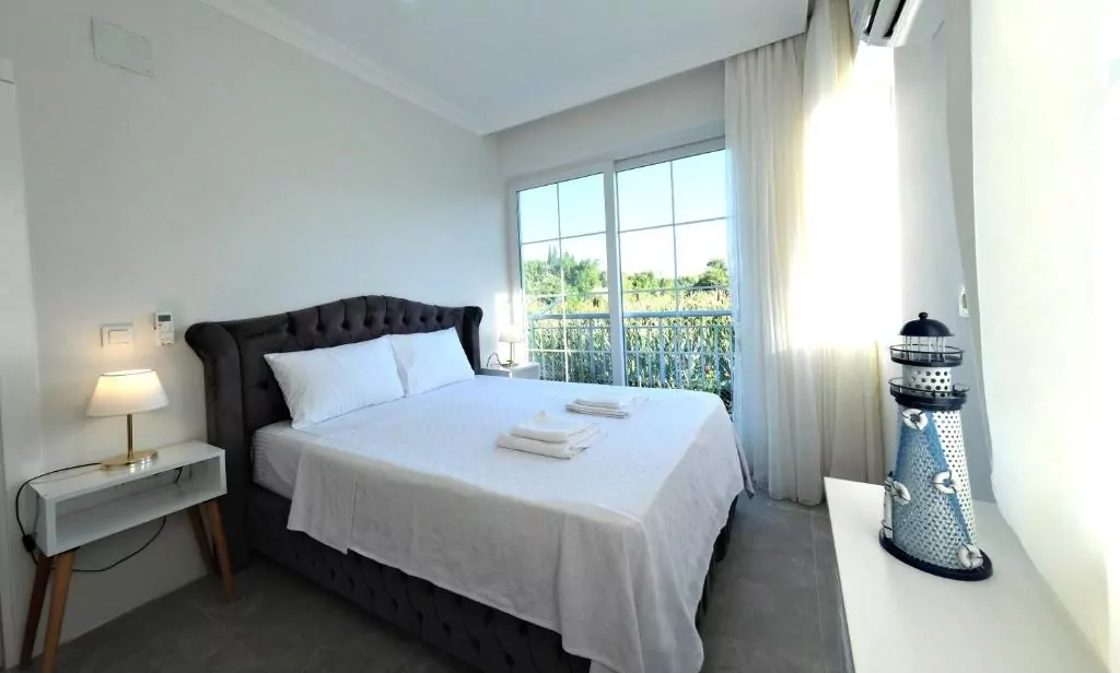 łóżko lampa okno zasłony