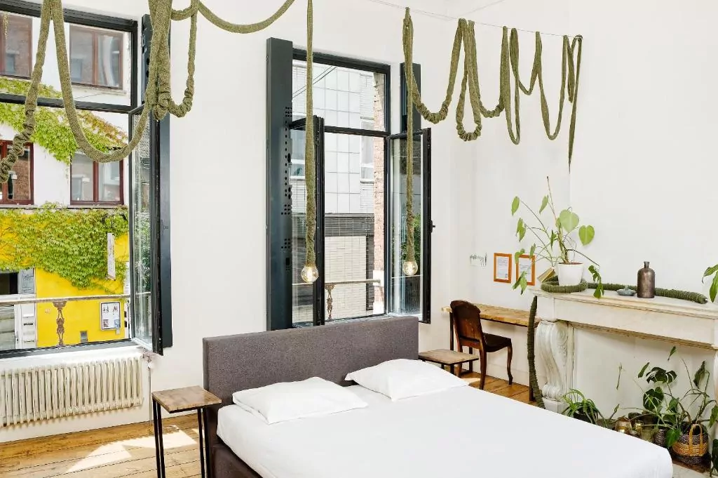 pokój łóżko stół okna