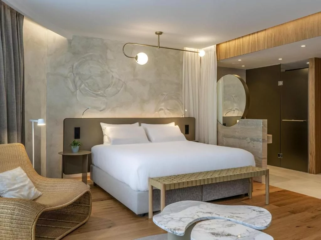 pokój łóżko pościel lampa fotel