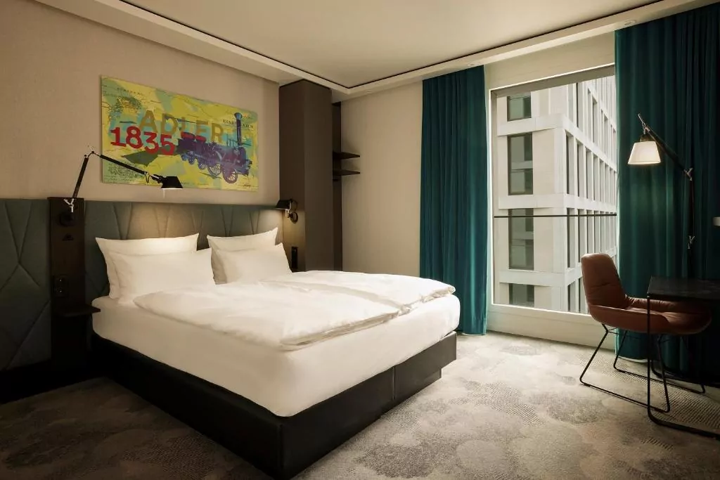 pokój łóżko okno zasłony lampa