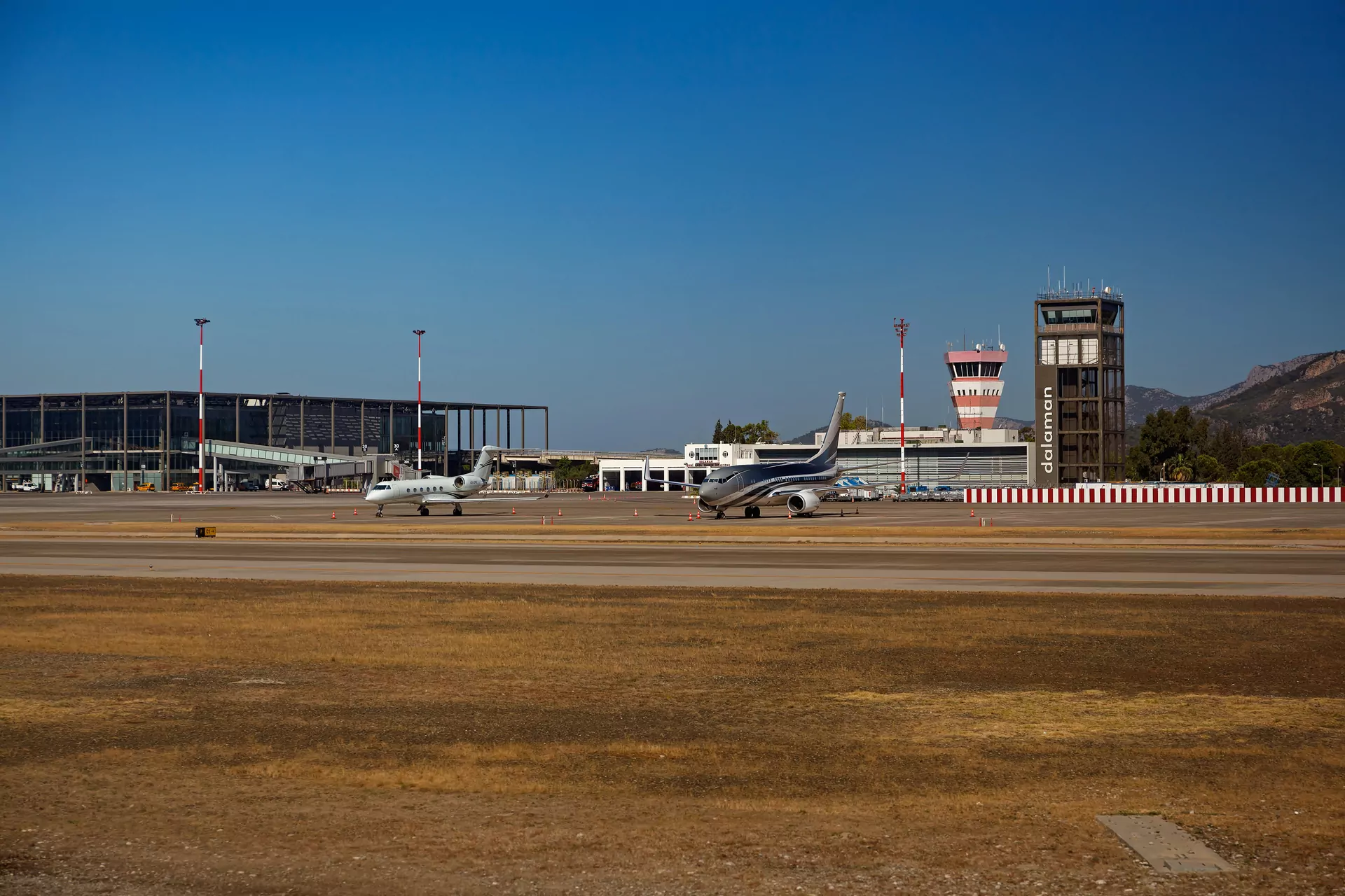 lotnisko Dalaman samoloty wieża lotów pas startowy terminal 