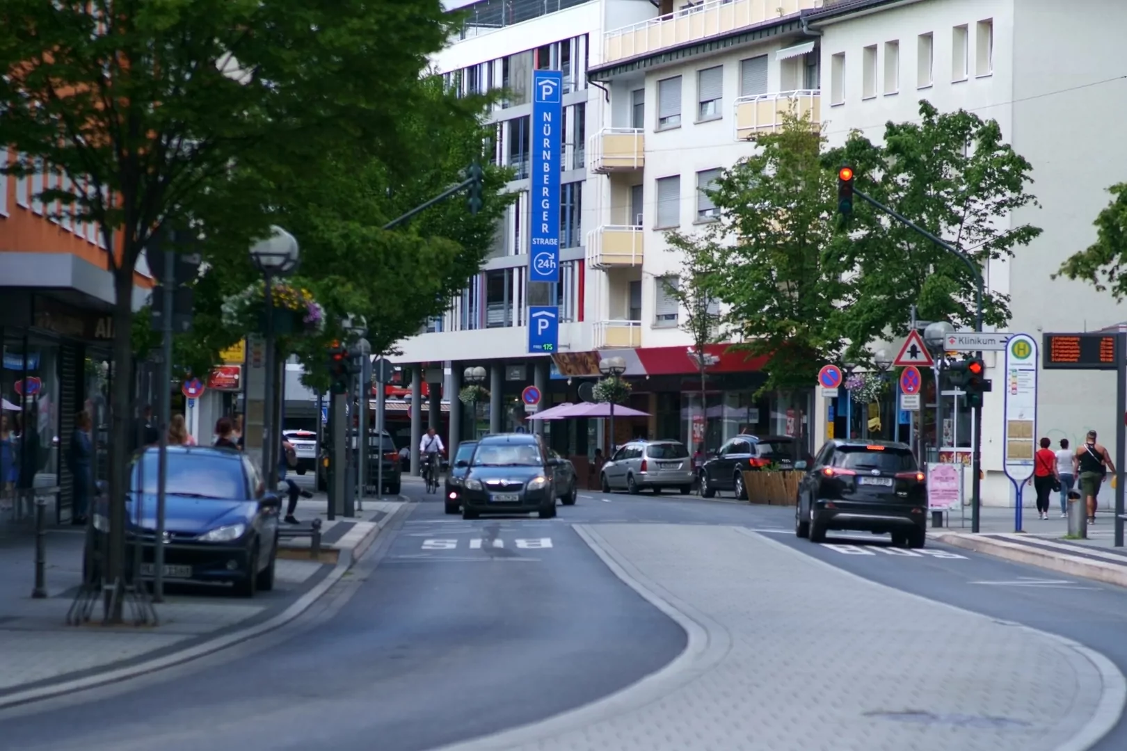 Norymberga ulica auta drzewa 