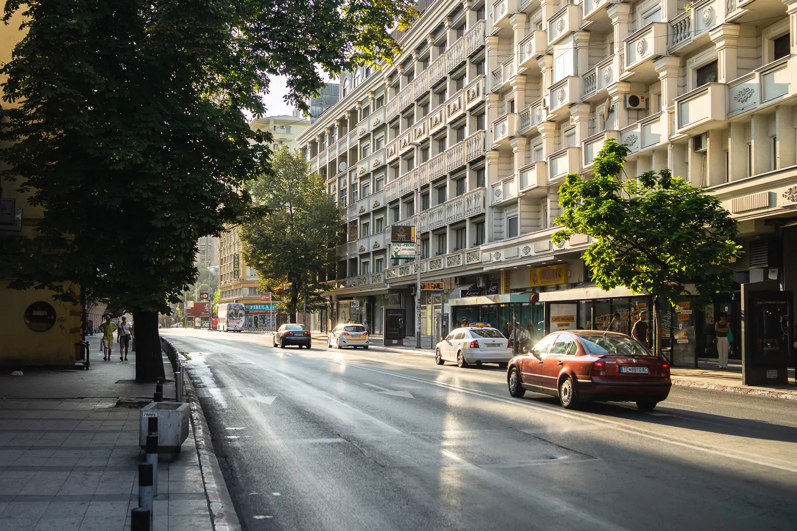 ulica Skopje Macedonia bloki samochody drzewa 