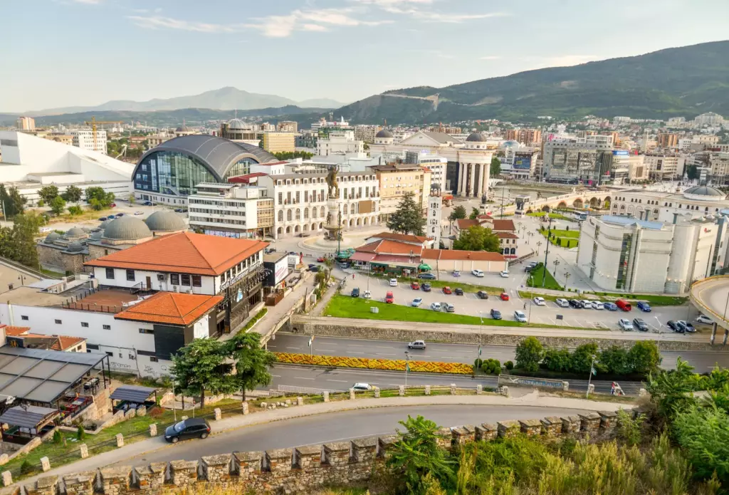 miasto Skopje budynki auta drogi