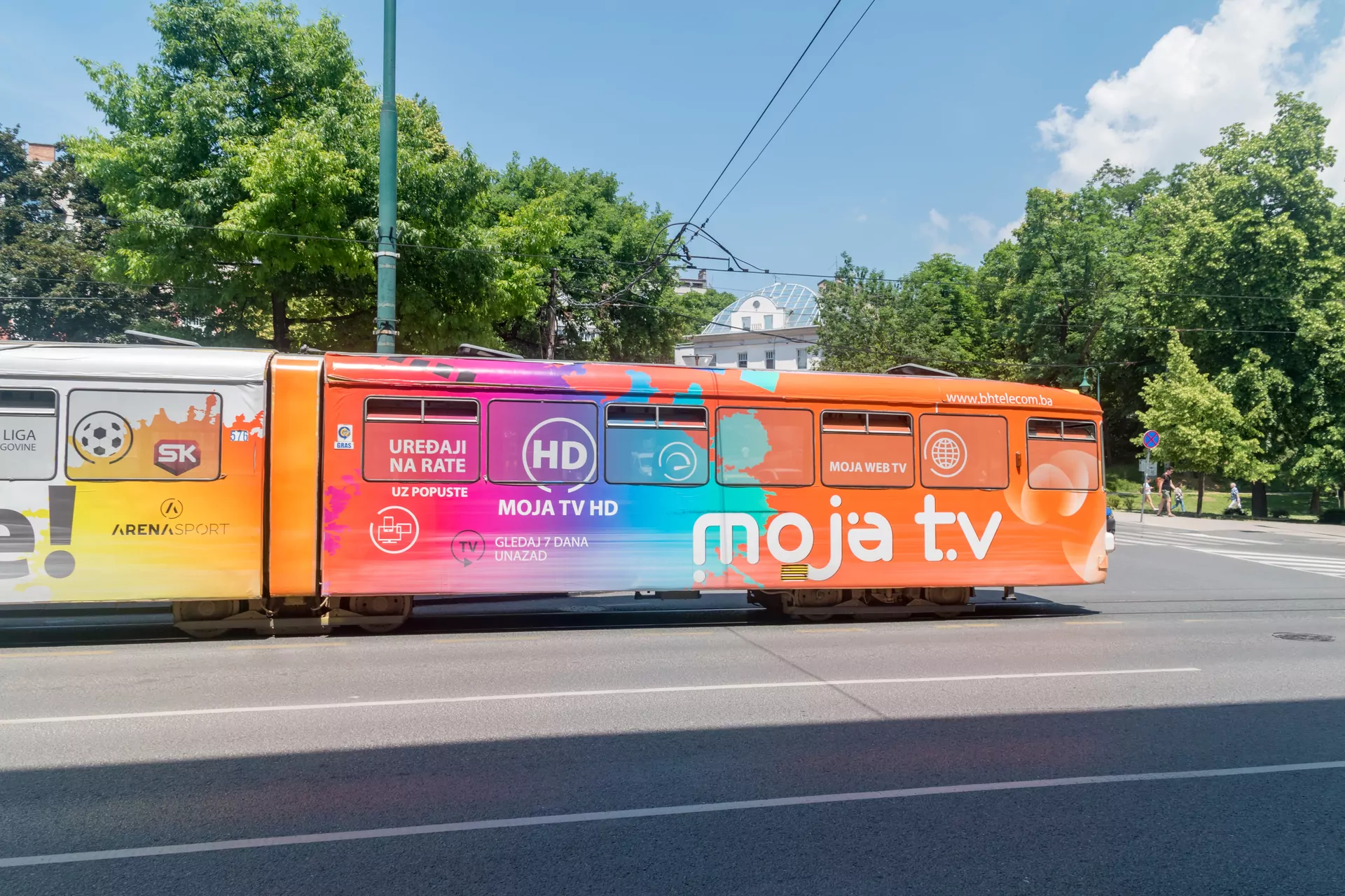 Sarajewo tramwaj tory miasto drzewa