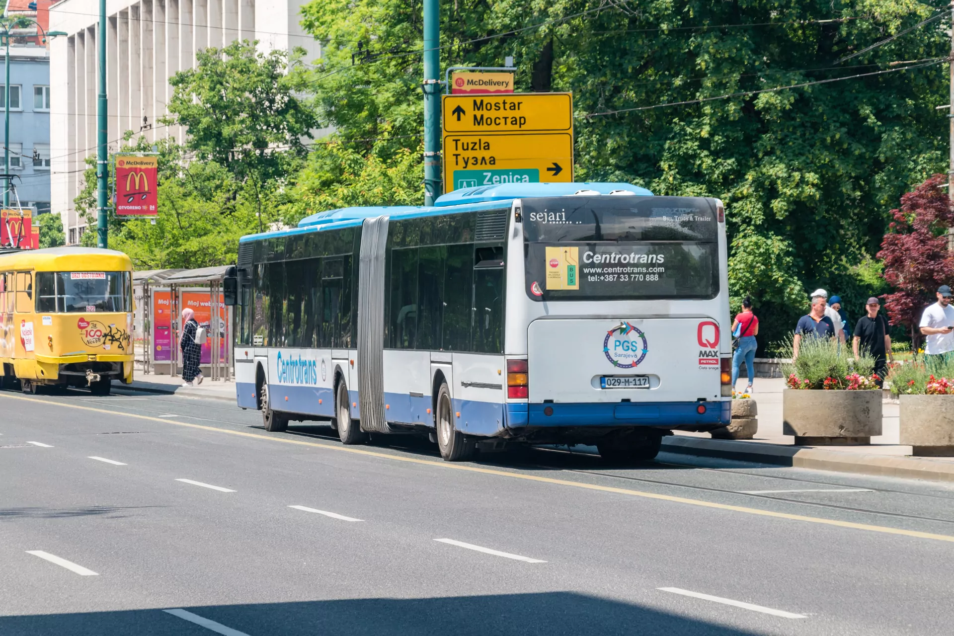 autobus Sarajewo ulica ludzie