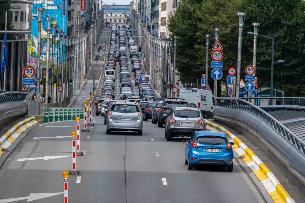 Bruksela ulica samochody budynki