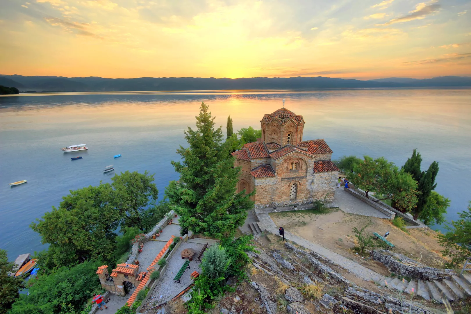 Jezioro Ochrydzkie cerkiew drzewa łódki 