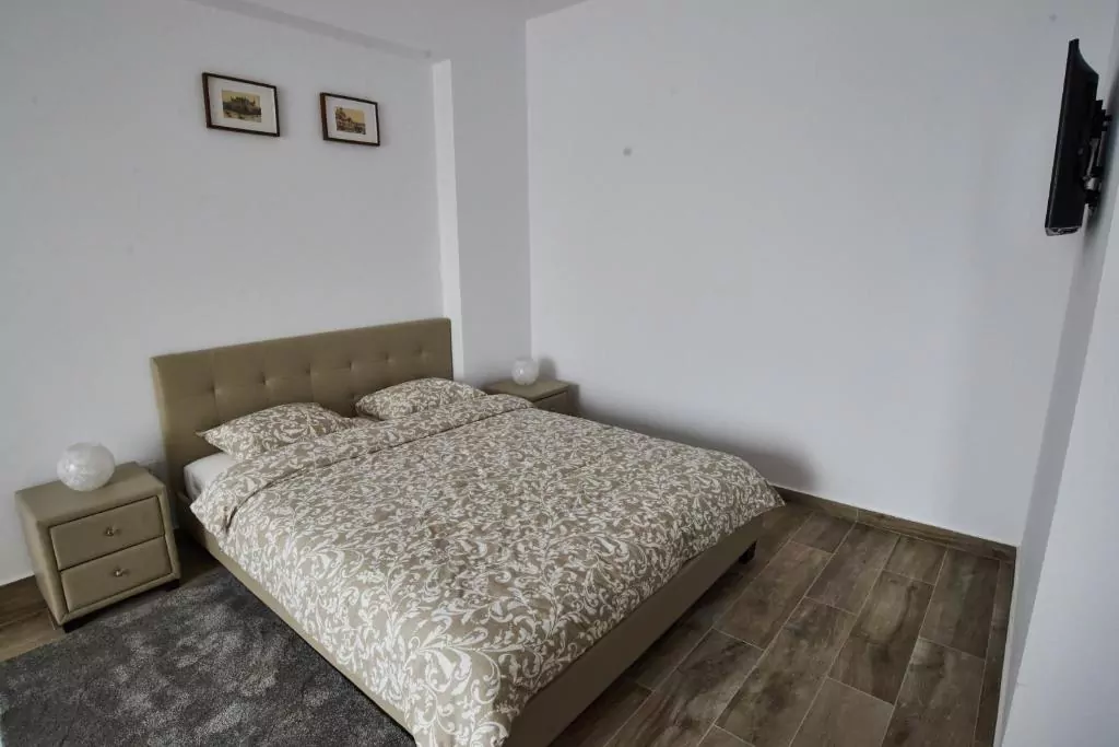 pokój łóżko telewizor