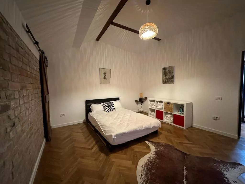 pokój łóżko lampa dywan